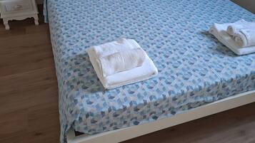 Iron/ironing board, bed sheets