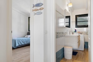 2 makuuhuonetta, silitysrauta/-lauta, vuodevaatteet