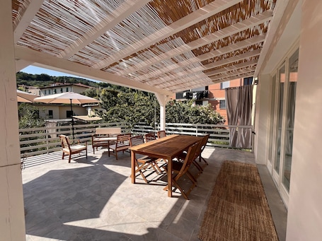 Outdoor dining. Bettini House - House with a terrace near Florence