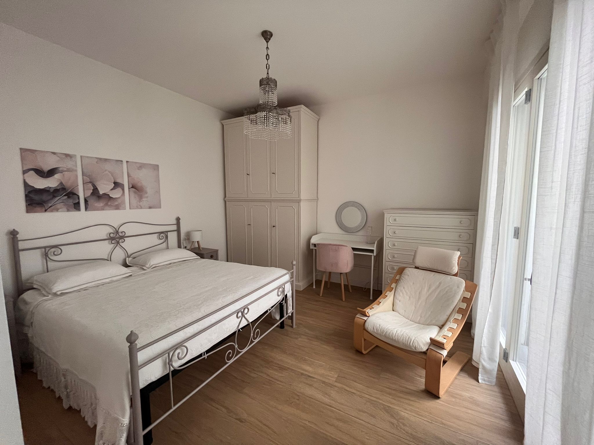 Iron/ironing board, WiFi, bed sheets, wheelchair access