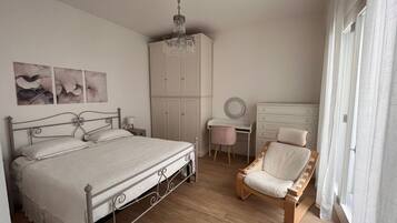 Iron/ironing board, WiFi, bed sheets, wheelchair access
