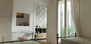 2 habitaciones, tabla de planchar con plancha y cuna de viaje 