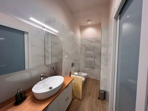 Bruser, hårtørrer, bidet, håndklæder