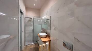 Doccia, asciugacapelli, bidet, asciugamani