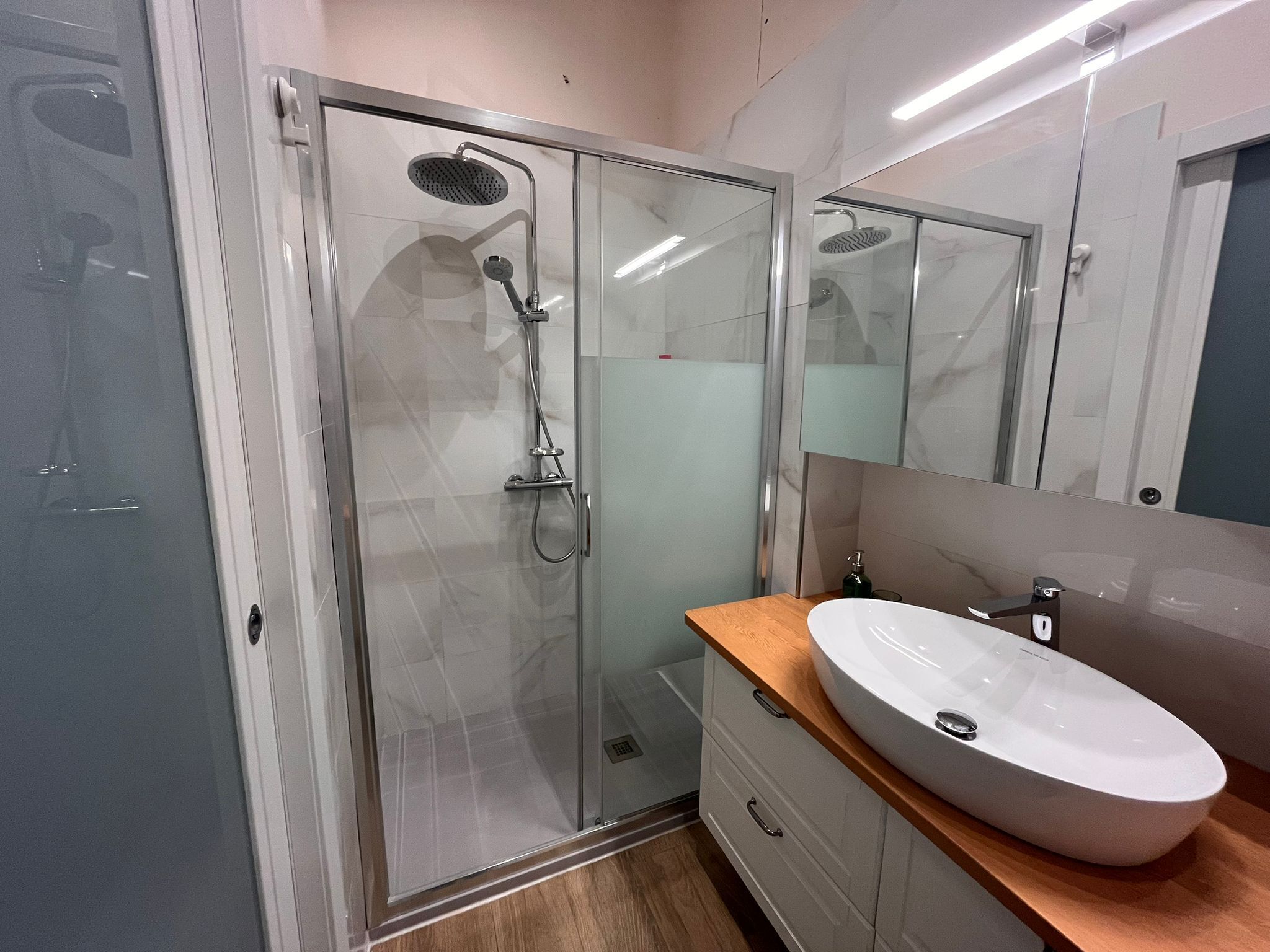 Een douche, een haardroger, een bidet, handdoeken