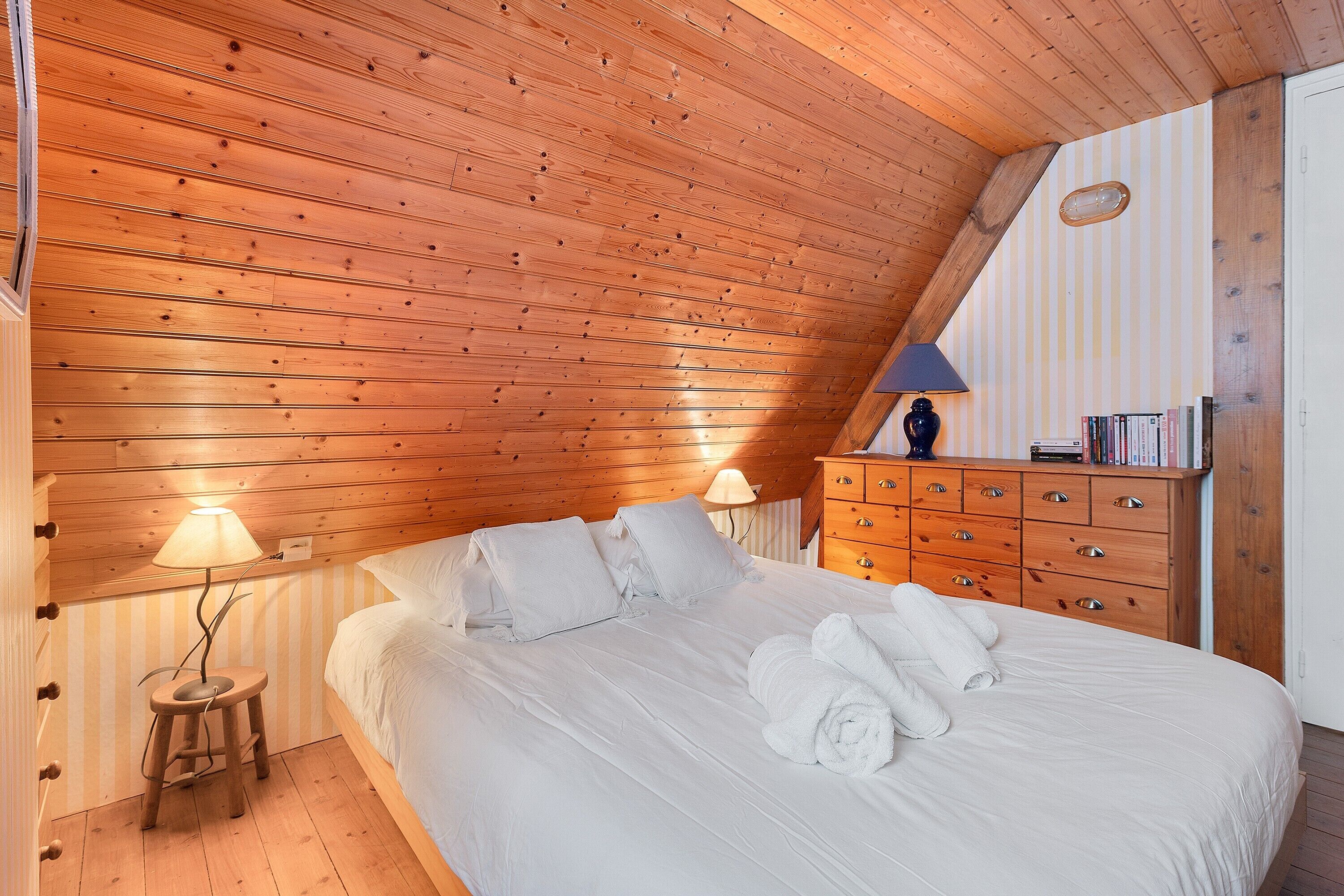 WiFi, bed sheets