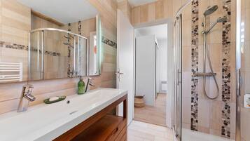 Een douche, handdoeken