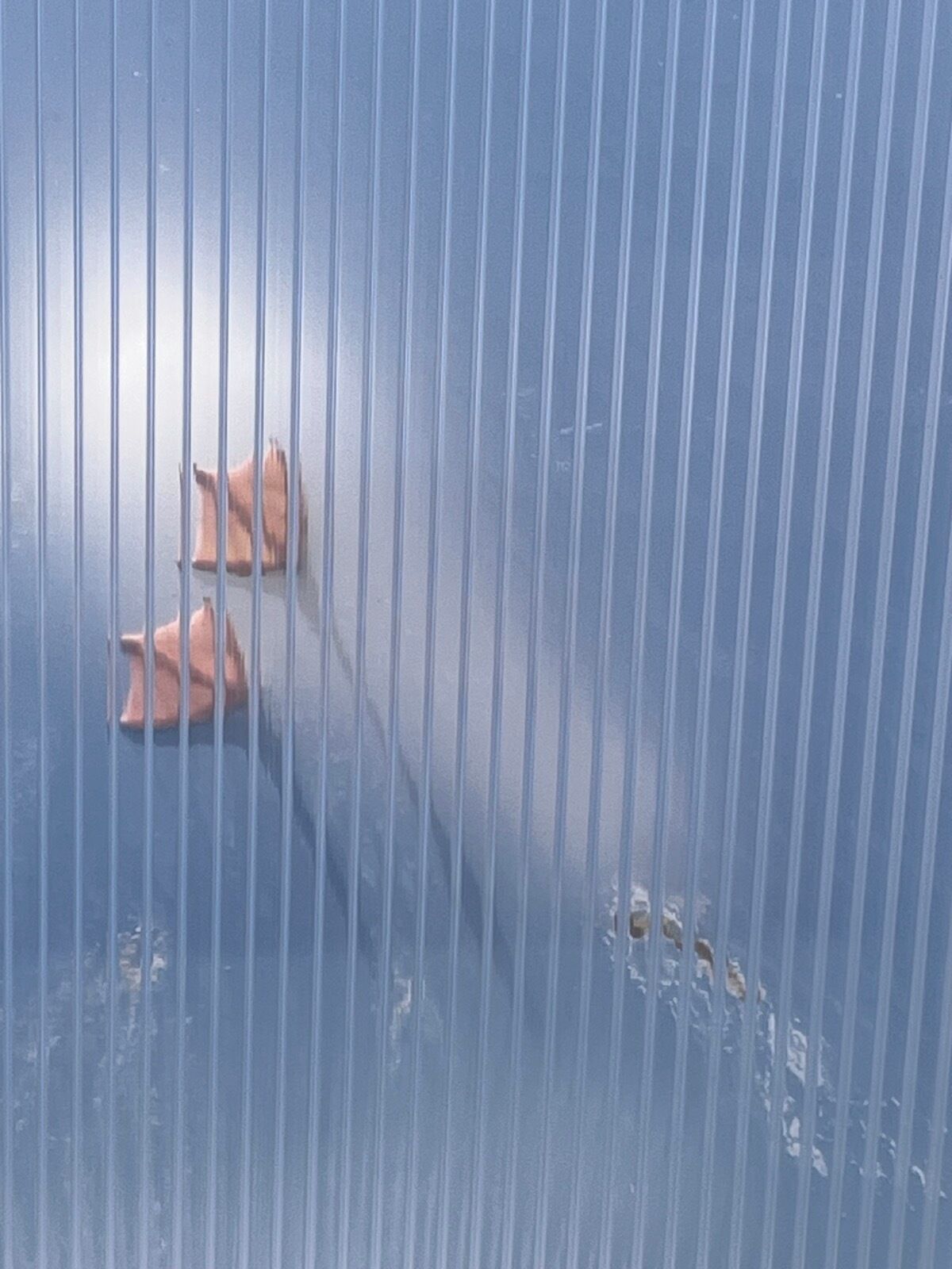 Una pared de metal corrugado con nervios verticales.