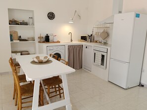 Réfrigérateur, four à micro-ondes, un four, surface de cuisson