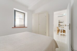 Iron/ironing board, bed sheets