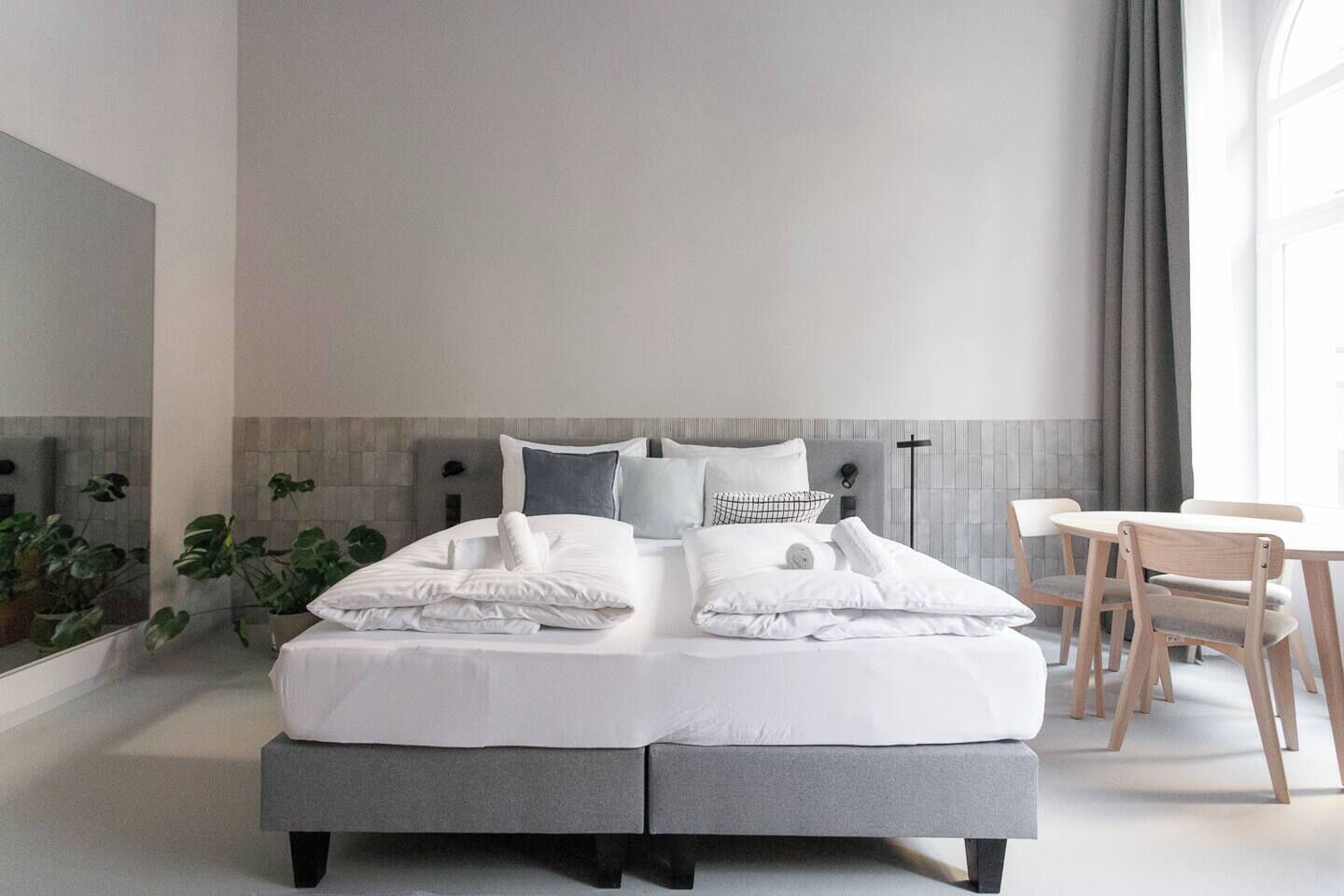Coffres-forts dans les chambres, bureau, Wi-Fi, draps fournis