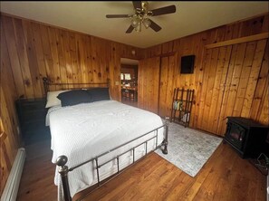 Room - Cozy cabin on a homestead surrounded by animals - enjoy a fire pit & fresh eggs (Independence)