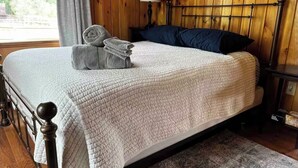 1 bedroom, iron/ironing board, WiFi, bed sheets - Cozy cabin on a homestead surrounded by animals - enjoy a fire pit & fresh eggs (Independence)