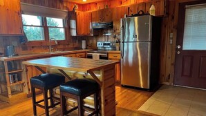 Coffee/tea maker, fridge, microwave, oven - Cozy cabin on a homestead surrounded by animals - enjoy a fire pit & fresh eggs (Independence)