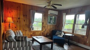 Books - Cozy cabin on a homestead surrounded by animals - enjoy a fire pit & fresh eggs (Independence)