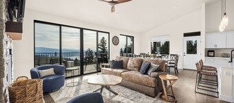 Mountaintop Haven: Lakefront 5-Bedroom Lodge for Large Groups