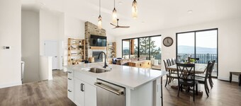 Mountaintop Haven: Lakefront 5-Bedroom Lodge for Large Groups