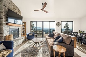 Smart TV, fireplace - Mountaintop Haven: Lakefront 5-Bedroom Lodge for Large Groups (Coeur d'Alene)
