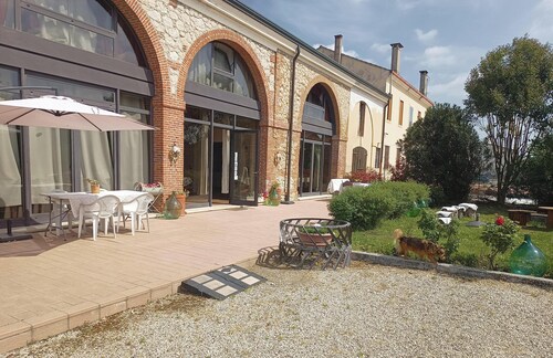 A cozy historic agritourism property offering lodging, an educational farm, and a social farm