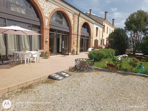A cozy historic agritourism property offering lodging, an educational farm, and a social farm