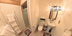 Shower, hair dryer, bidet, towels - Red Rock Lodge — Escape, Relax, and Make Lasting Memories! (Fruitland)