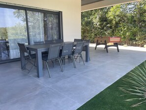 Outdoor dining - CHARMING HOME WITH PRIVATE POOL – SOUTHERN ARDÈCHE, LAVILLEDIEU (Lavilledieu)