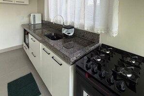 Private kitchen - Cozy house with 2 air-conditioned bedrooms. (Nova Mutum)