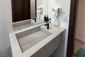 Shower, hair dryer, towels, toilet paper - Cozy house with 2 air-conditioned bedrooms. (Nova Mutum)