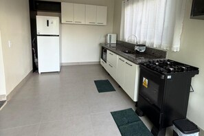 Private kitchen - Cozy house with 2 air-conditioned bedrooms. (Nova Mutum)