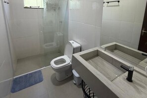 Shower, hair dryer, towels, toilet paper - Cozy house with 2 air-conditioned bedrooms. (Nova Mutum)
