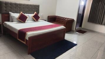 Business Studio Suite, Balcony | Iron/ironing board, free WiFi