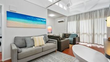 Smart TV, fireplace