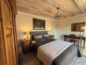 A bedroom with a bed, bedside lamps, a desk, and a chair. - House Sleeps 6 With Pool and Parking (Ayia Napa)