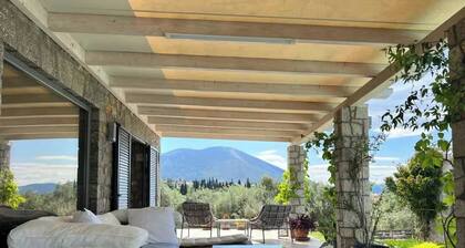 House Sleeps 6 With Pool and Parking