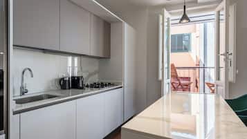 Kühlschrank, Mikrowelle, Ofen, Geschirrspüler