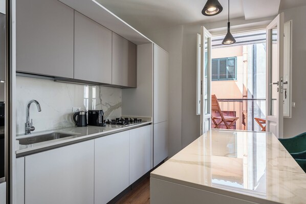 Kühlschrank, Mikrowelle, Ofen, Geschirrspüler