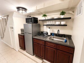 Coffee/tea maker, microwave, toaster, cookware/dishes/utensils - Cozy Modern Apartment Near NYC, Stadium & Shopping (Jersey City)