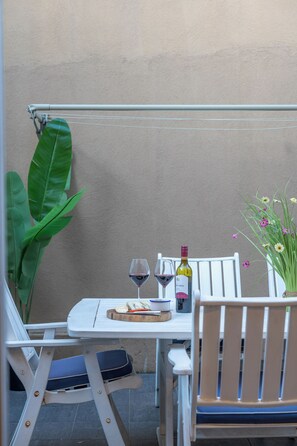Outdoor dining - CBD Villa • King Suite • Garage • BBQ • Pets • Walk Everywhere (Adelaide)