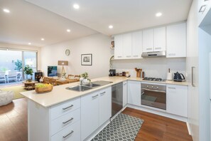 Private kitchen - CBD Villa • King Suite • Garage • BBQ • Pets • Walk Everywhere (Adelaide)