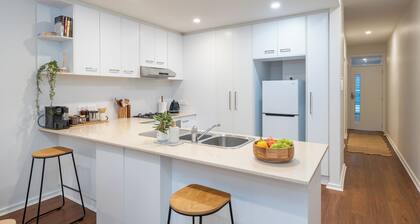 CBD Villa • King Suite • Garage • BBQ • Pets • Walk Everywhere