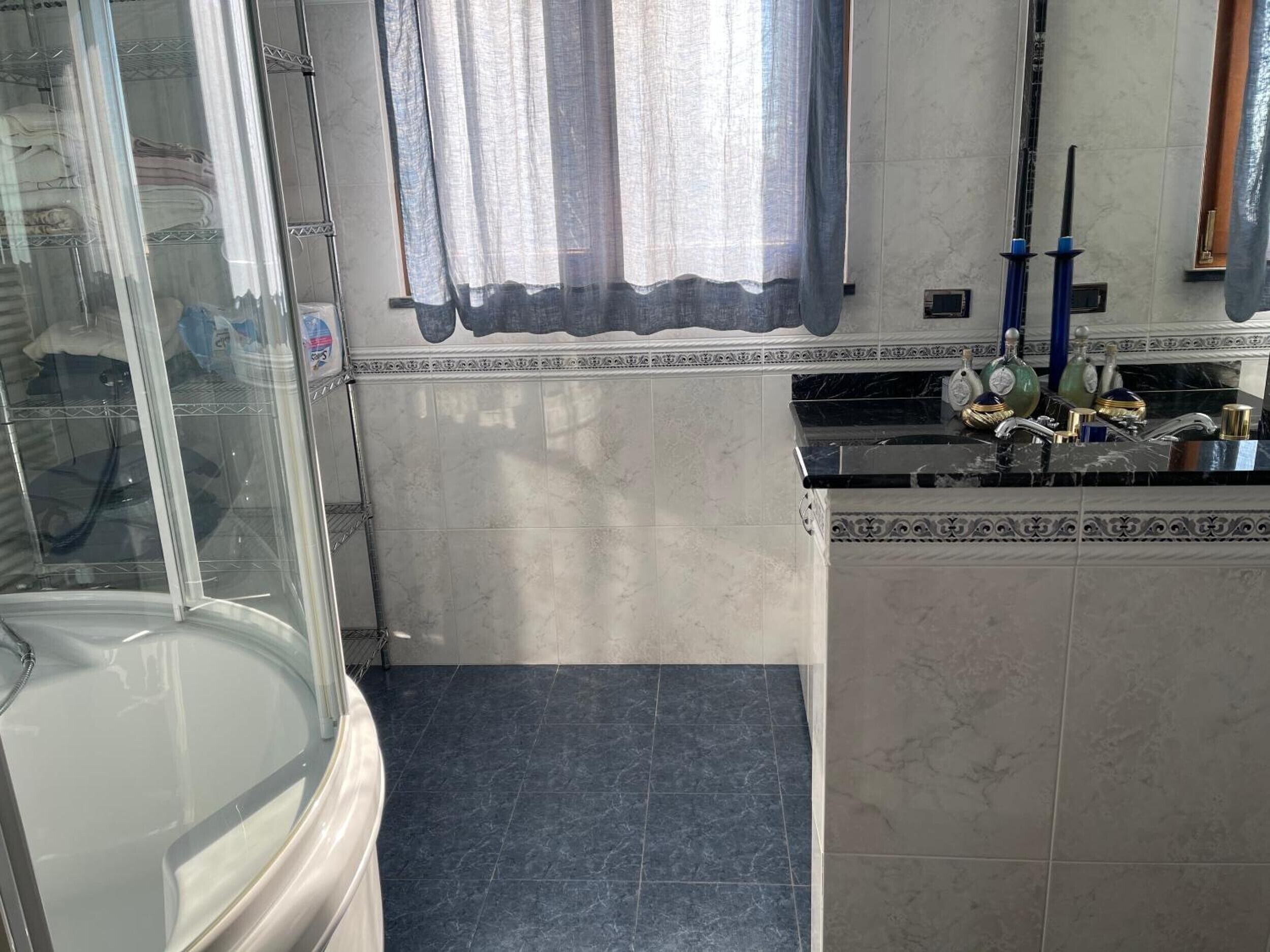 Douche, sèche-cheveux, serviettes fournies