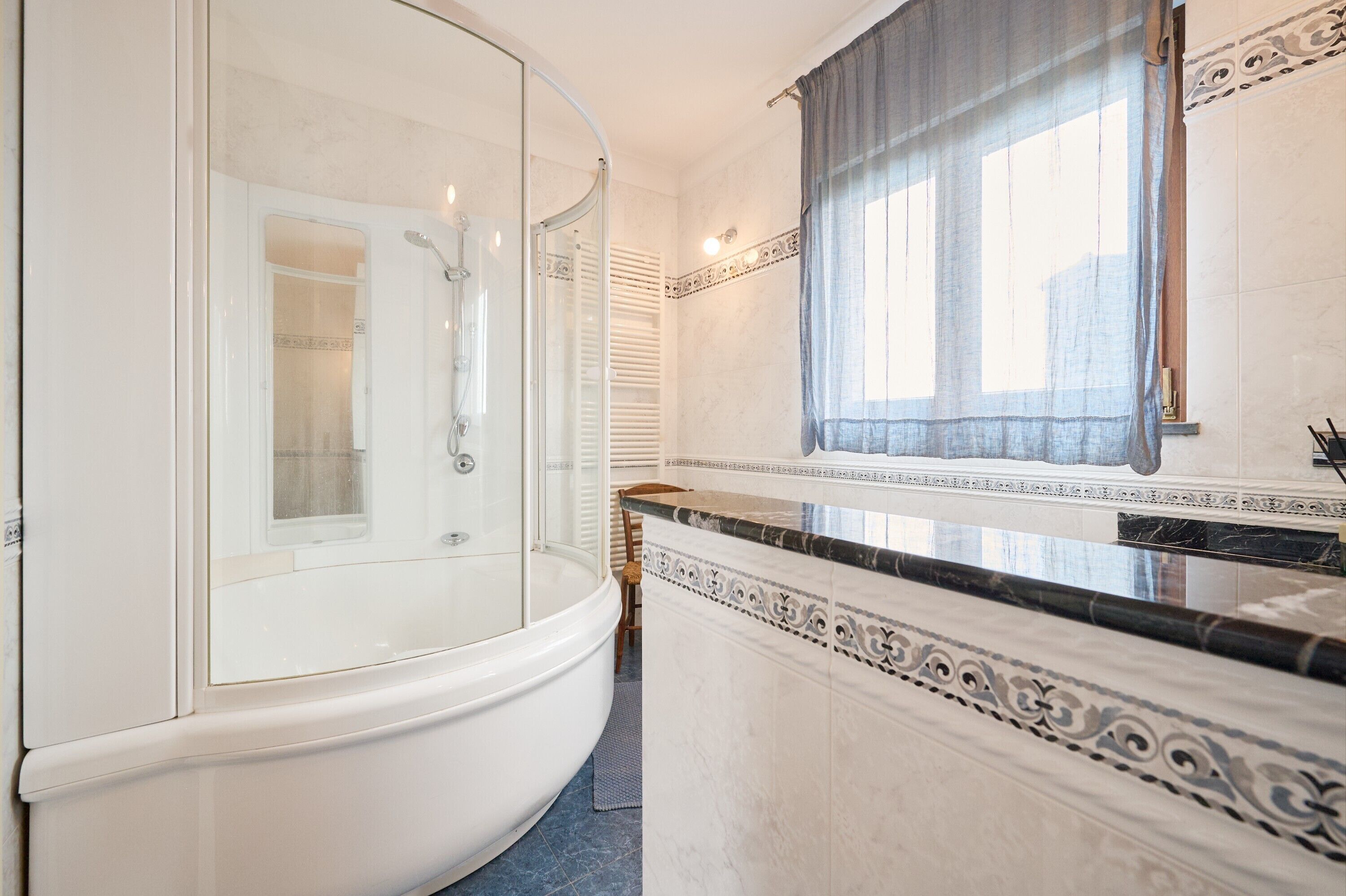 Douche, sèche-cheveux, serviettes fournies