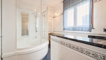 Douche, sèche-cheveux, serviettes fournies