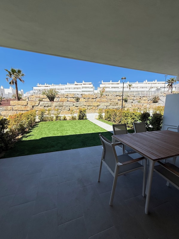 Outdoor dining - Residencial Lirio, Bloque 2 Jardín 5 (AN)