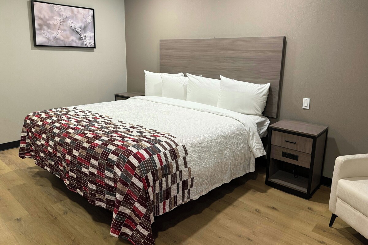 Desk, laptop workspace, WiFi (free), bed sheets