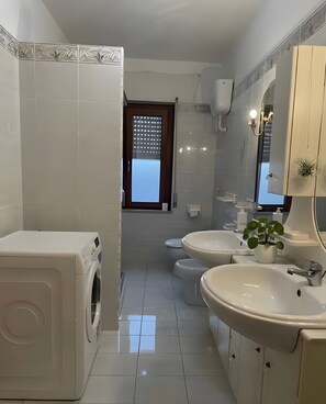 Douche, sèche-cheveux, serviettes fournies