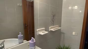 Ducha, secador de pelo, toallas