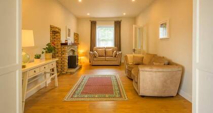 The Stone House Sleeps 10 With Parking