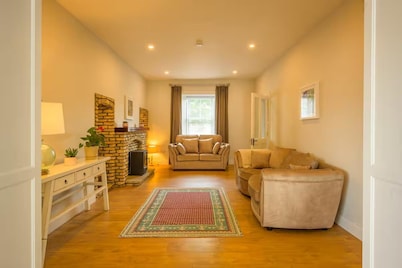 The Stone House Sleeps 10 With Parking