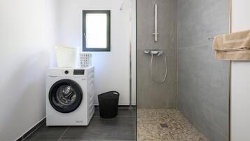 Dusche, Haartrockner, Handtücher